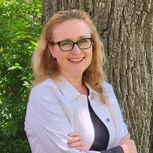 A portrait of the author Carolyn Arnold